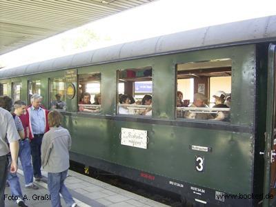 voll besetzter Waggon in Freising