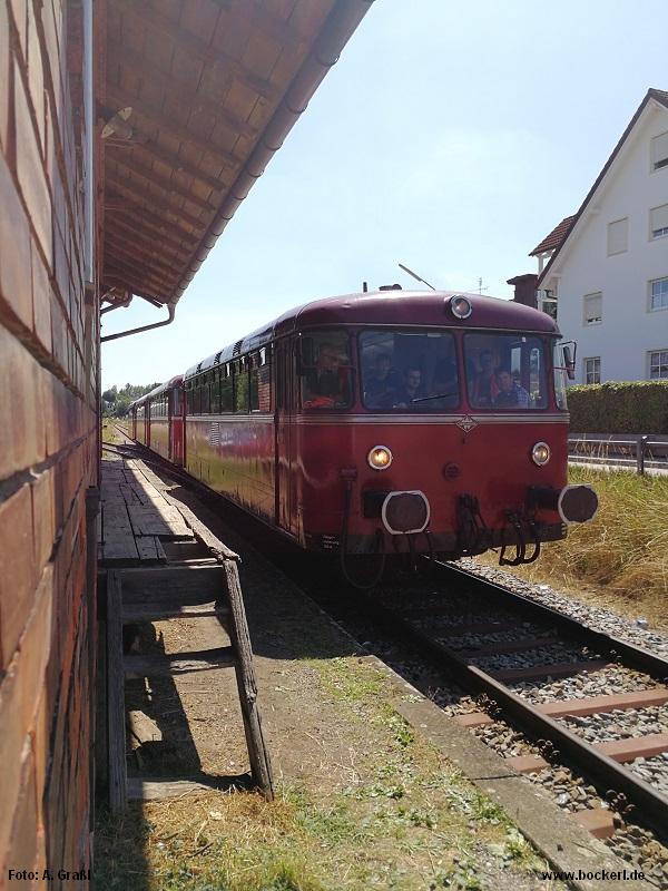 Schienenbus in Wolnzach am 11.8.2019, Foto: Graßl