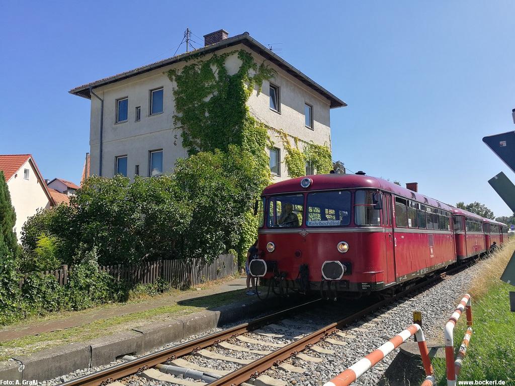 Schienenbus in Wolnzach am 11.8.2019, Foto: Graßl