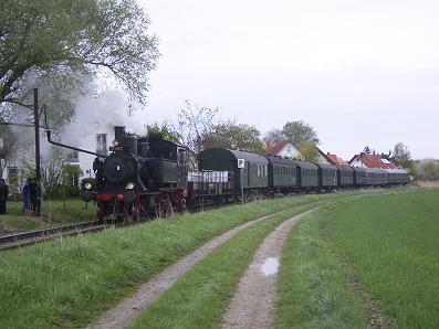 Zug bei der ersten Einfahrt, Halt zum Wasserfassen, 17.4.09