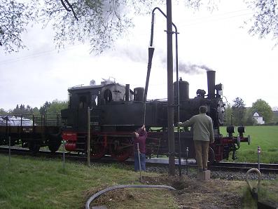 Zug bei der ersten Einfahrt, Halt zum Wasserfassen, 17.4.09