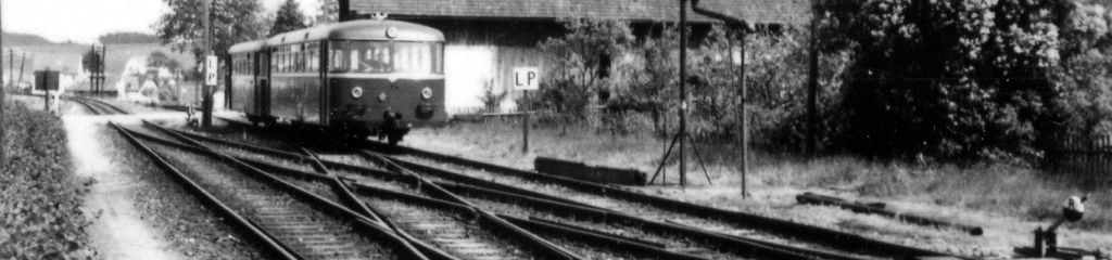 P2655 von Freising bei Einfahrt in Enzelhausen (an 15Uhr22, ab 15Uhr28) nach Mainburg, 4.6.1962, Foto: Lorenz